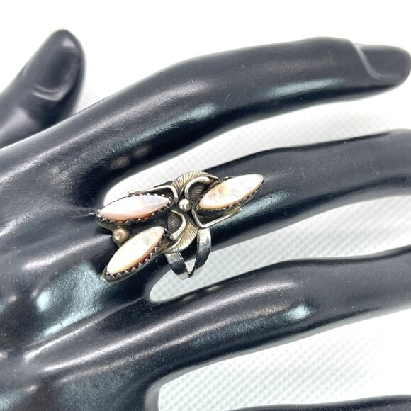 Native American Statement Signed LW Silver Mother Of Pearl Shell Ring Sz 5.5 VTG - Picture 7 of 16